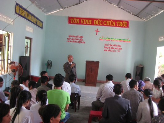 Mục sư Nguyễn Đức Na nói chuyện với Hội Thánh địa phương trong ngày Lễ Cảm Tạ